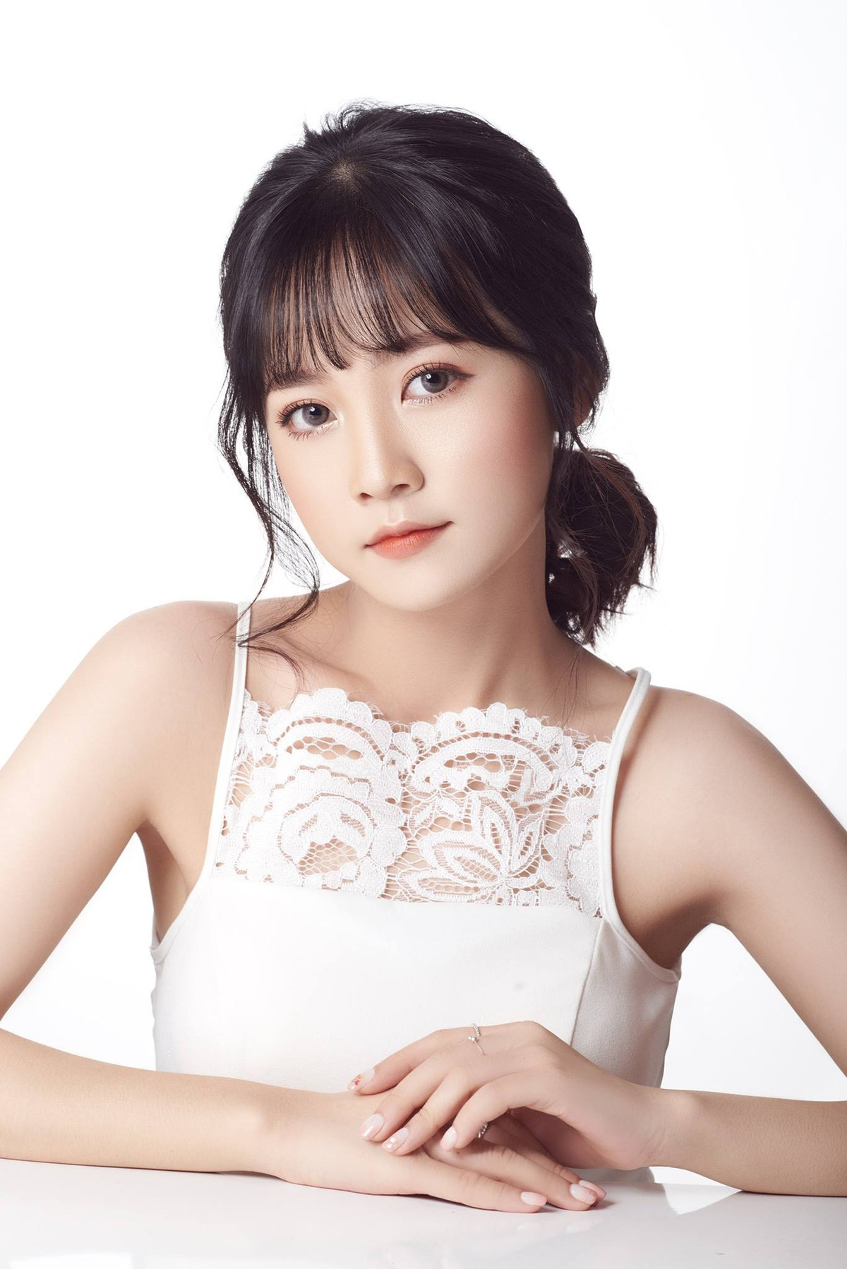 Nói về mái tóc ngắn "thương hiệu" của bản thân, Hoài Linh cho biết: "Con gái Kiến trúc đa phần tóc ngắn và rất cá tính. Em cắt tóc ngắn từ khi bước vào đại học. Kiến trúc là ước mơ của em".