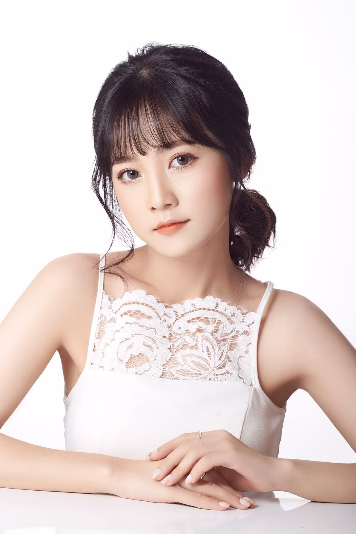 Nói về mái tóc ngắn "thương hiệu" của bản thân, Hoài Linh cho biết: "Con gái Kiến trúc đa phần tóc ngắn và rất cá tính. Em cắt tóc ngắn từ khi bước vào đại học. Kiến trúc là ước mơ của em".