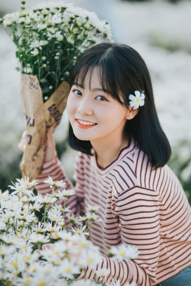 Hot girl ĐH Kiến trúc cho biết cô rất yêu thích loài hoa cúc hoạ mi bởi vẻ đẹp mỏng manh, tinh tế và đại diện cho sự chân thành, nồng nhiệt. Cô nàng cho hay bản thân tương đồng với loài hoa này ở sức sống mạnh mẽ, sẵn sàng đương đầu và tìm cách giải quyết khó khăn.