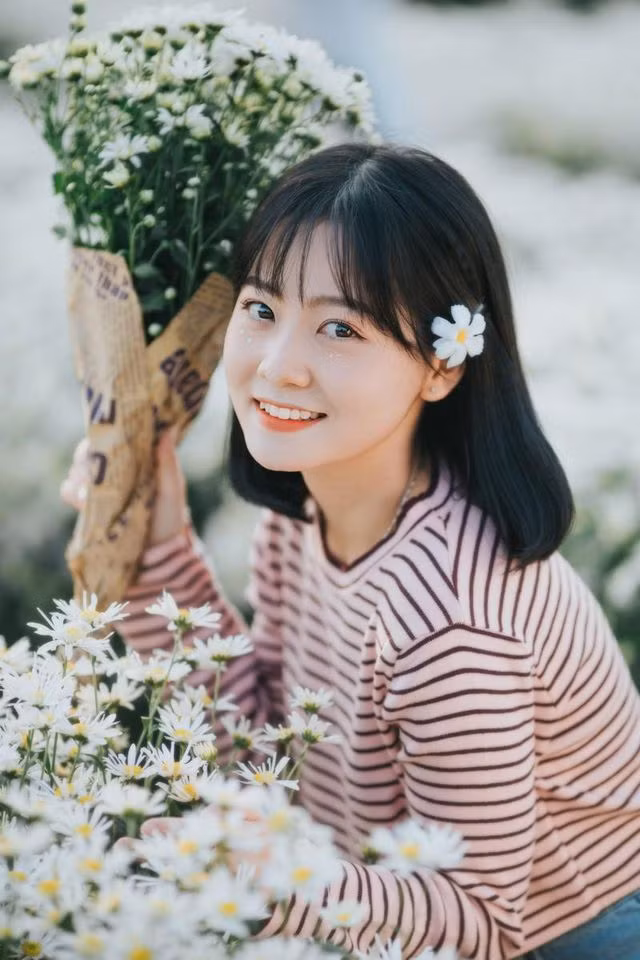 Hot girl ĐH Kiến trúc cho biết cô rất yêu thích loài hoa cúc hoạ mi bởi vẻ đẹp mỏng manh, tinh tế và đại diện cho sự chân thành, nồng nhiệt. Cô nàng cho hay bản thân tương đồng với loài hoa này ở sức sống mạnh mẽ, sẵn sàng đương đầu và tìm cách giải quyết khó khăn.