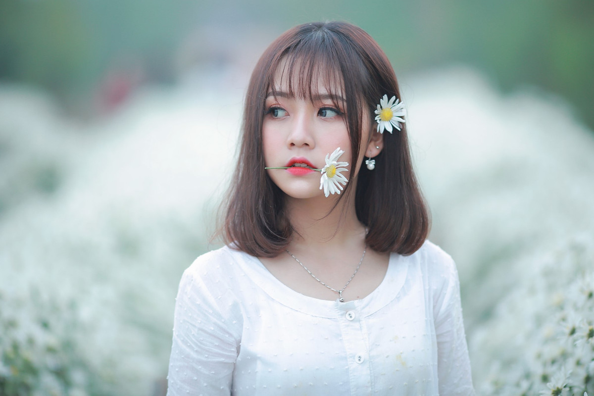 Sở hữu vẻ ngoài xinh xắn với đôi mắt to tròn, nước da trắng hồng cùng khuôn miệng nhỏ nhắn, Hoài Linh được nhiều người biết đến trên mạng xã hội chứ không chỉ gói gọn là hot girl của trường Kiến trúc.