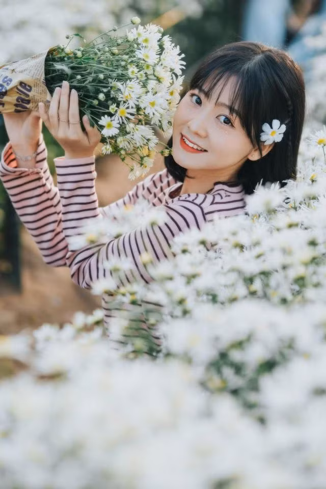 Chia sẻ về quan điểm phẫu thuật thẩm mỹ, Hoài Linh cho hay cô rất muốn sửa phần xương quai hàm nhưng không có cản đảm.