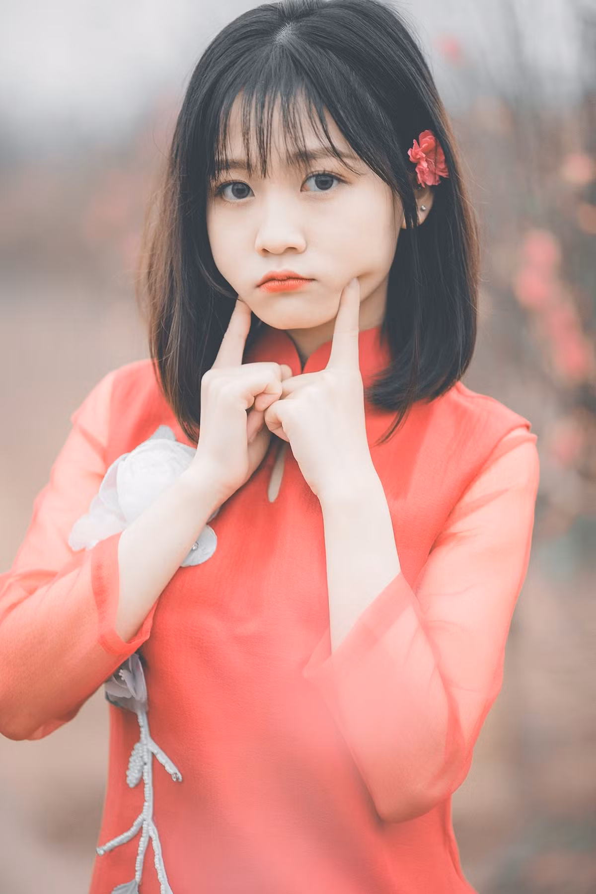 Sở hữu chiều cao khá khiêm tốn nhưng lại được biết đến vai trò là một diễn viên, mẫu ảnh, Hoài Linh chia sẻ: "Chiều cao thực sự không phải là điểm mạnh của em. Cơ duyên để em bước vào công việc mẫu ảnh, diễn viên là nhờ một tấm hình chụp lén".