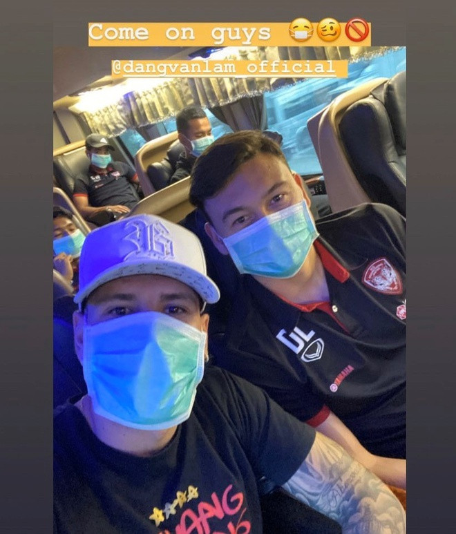 Dịch corona tại Thái Lan đang diễn biến tệ hơn ở Việt Nam, chính vì vậy, Văn Lâm và các đồng đội tại CLB Muangthong United đều được phát khẩu trang, tránh bệnh dịch lây lan. Tại trận đấu gặp CLB Prachuap vào tối ngày 30/1, thủ thành Việt Nam đã cản phá thành công 2 quả penalty, góp công vào chiến thắng của cả đội.