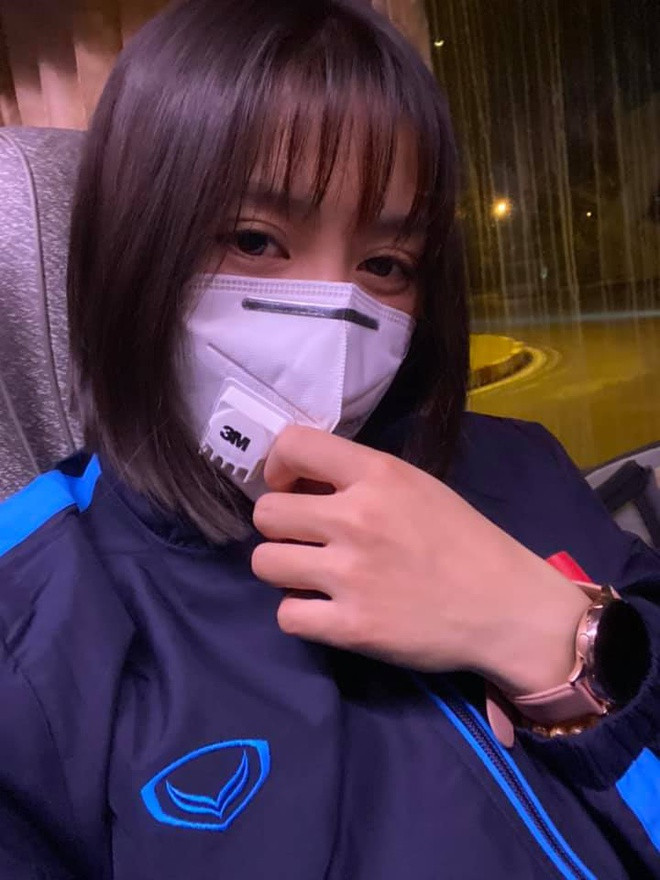 Hoàng Thị Loan trang bị khẩu trang y tế cẩn thận trước khi cùng đội tuyển nữ Việt Nam lên đường đến thành phố Jeju (Hàn Quốc) dự vòng loại bảng A môn bóng đá nữ Olympic Tokyo 2020. "Hot girl sân cỏ" viết trên trang cá nhân: "Nhà nhà khẩu trang, ngoài đường khẩu trang em cũng khẩu trang".