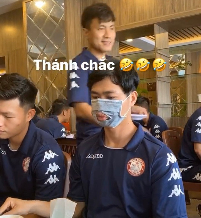 Công Phượng cẩn thận đeo cả khẩu trang khi ăn cùng CLB, chỉ để hở mỗi phần miệng khiến người hâm mộ không nhịn nổi cười. Đúng là "thánh chắc" như lời thủ môn Bùi Tiến Dũng nói.