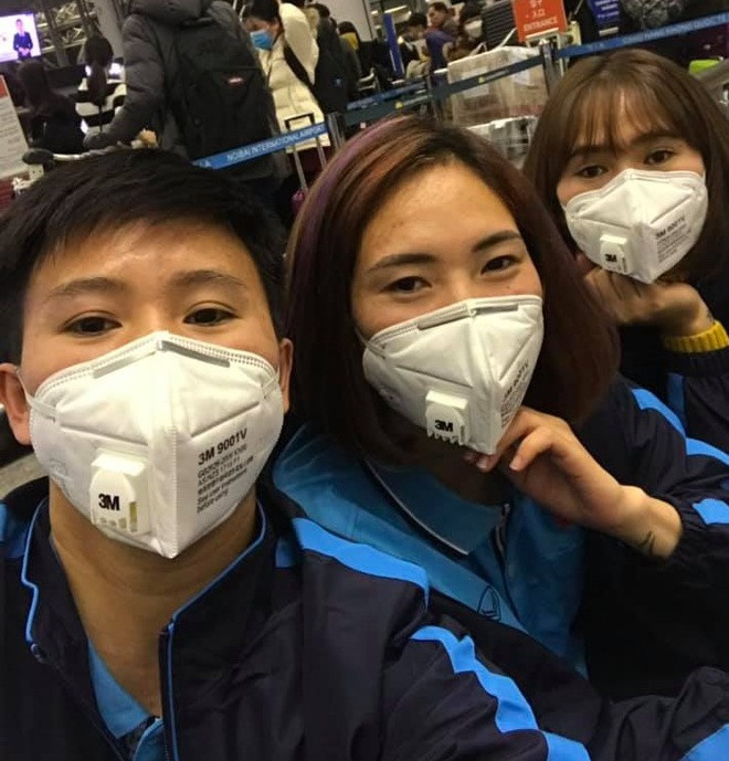 Không chỉ có Hoàng Thị Loan, các nữ cầu thủ khác của đội tuyển nữ Việt Nam cũng bịt mặt kín mít khi xuất hiện tại sân bay.