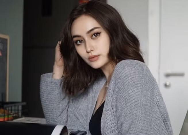 Các hình ảnh hay clip mà Jade Anh Ngô cập nhật đều thu hút hàng chục ngàn lượt thích. Đa phần bình luận đều yêu thích vẻ đẹp lai của cô.