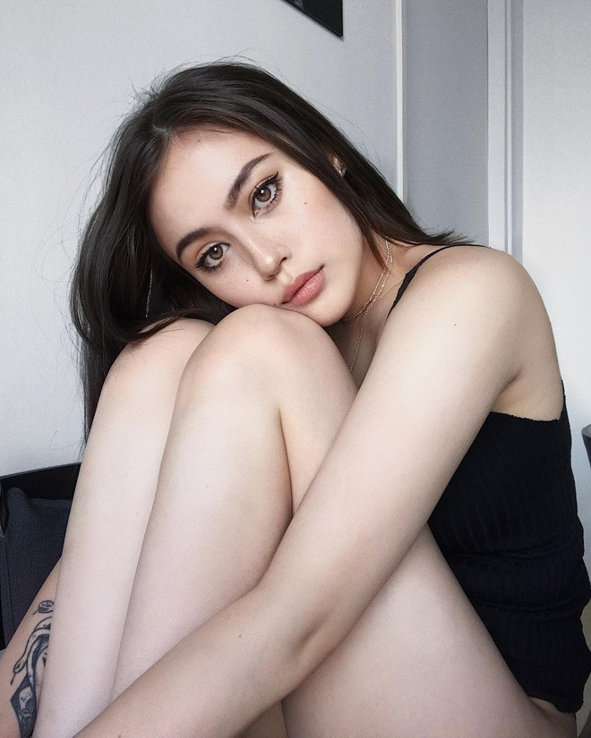 Được mệnh danh là "bông hồng lai" giữa một rừng hoa, Jade Anh Ngô càng khiến fan hâm mộ điên đảo với những bức ảnh selfie khoe nét đẹp cùng vóc dáng gợi cảm trên trang cá nhân.