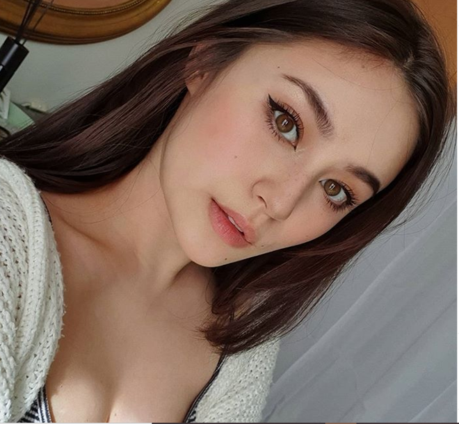 Nổi lên với danh xưng là hot girl xinh đẹp nổi tiếng thôi chưa đủ, Jade Anh Ngô còn là người mẫu quảng cáo và streamer của kênh Twitch.