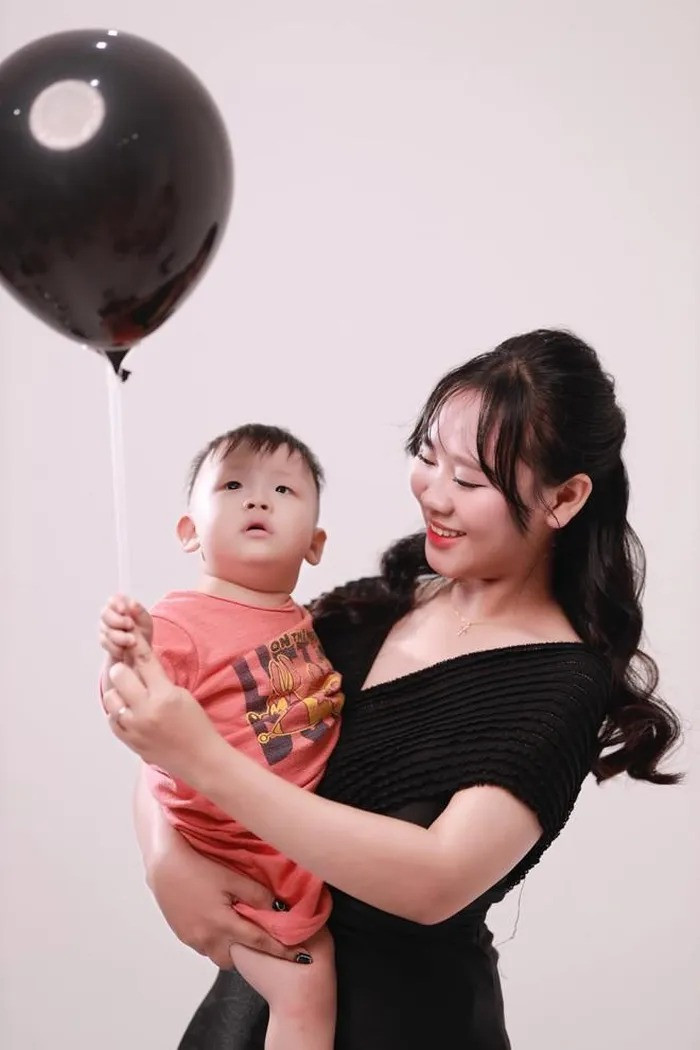 Tiền giờ đây ngồi xe lăn, tất cả sinh hoạt cá nhân đều phụ thuộc vào vợ. Ngân vừa mở một quán cafe nhỏ, vừa kinh doanh online, vừa vừa tất bật chăm chồng, chăm con.