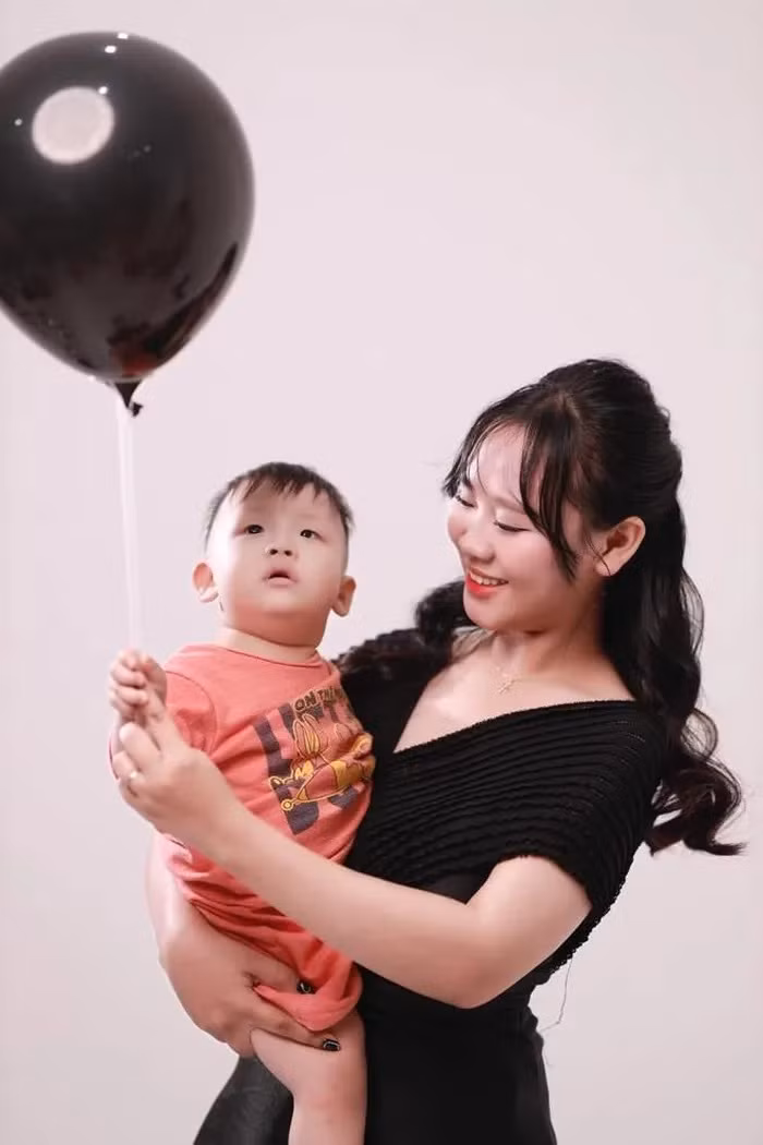 Tiền giờ đây ngồi xe lăn, tất cả sinh hoạt cá nhân đều phụ thuộc vào vợ. Ngân vừa mở một quán cafe nhỏ, vừa kinh doanh online, vừa vừa tất bật chăm chồng, chăm con.