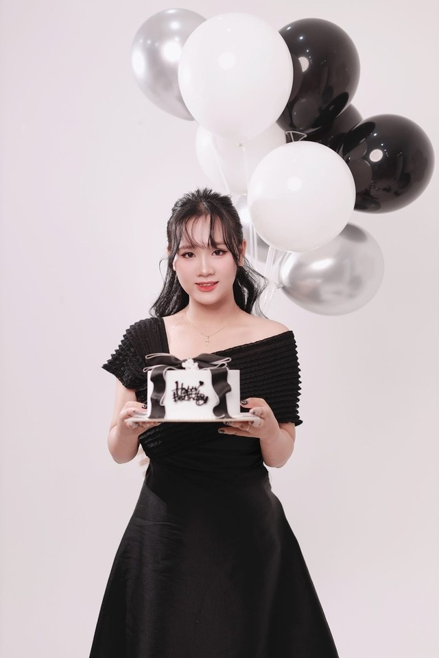 Còn Ngân là một cô nàng xinh xắn, năng động, hoạt bát.