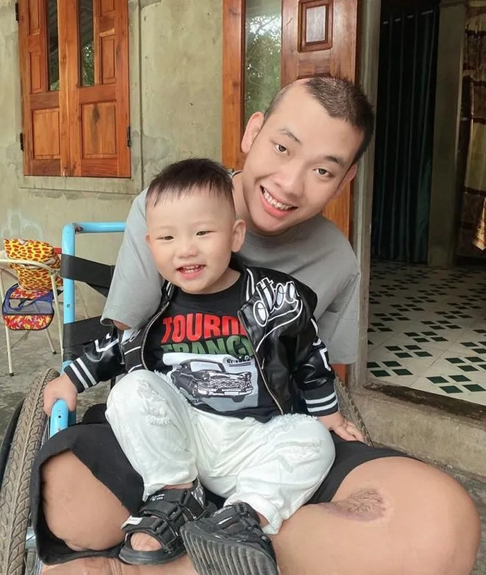 Vất vả là vậy nhưng nụ cười luôn ở trên môi gia đình nhỏ.