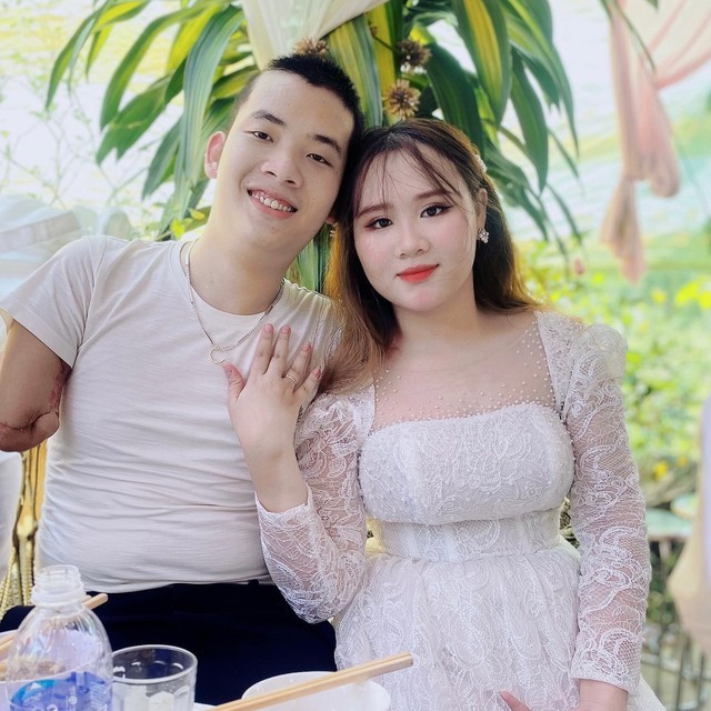 Tương lai còn nhiều khó khăn nhưng cặp vợ chồng vẫn chấp nhận đương đầu, luôn sát cánh bên nhau. Chồng con chính là động lực để cô gái trẻ xứ Huế vượt qua chông gai.