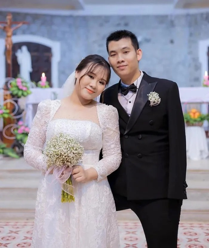 Trong một lần vừa đi chăn trâu, vừa bẫy chim, Tiền cầm cây sào bằng kim loại, không may va phải dây điện trung thế bị hở. Chàng trai bị điện giật, được đưa đi cấp cứu trong tình trạng nguy kịch. Trải qua biến cố này, Tiền phải cắt bỏ 2 tay, chân phải, mất 1 phần hộp sọ.