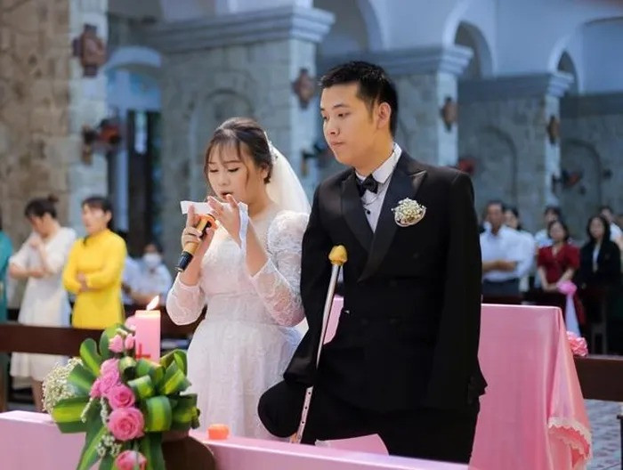 Từ một chàng trai lành lặn, khỏe mạnh, Tiền mang khiếm khuyết lớn trên cơ thể, việc sinh hoạt cũng vô cùng khó khăn.