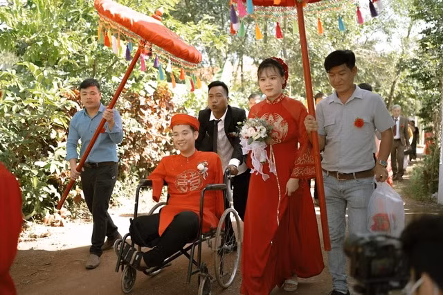 Biến cố xảy đến đã khiến mọi thứ rẽ đi hướng khác, lúc này, Ngân phải đối diện với sự phản đối của gia đình, lời khuyên của mọi người về việc nên chấm dứt với Tiền.