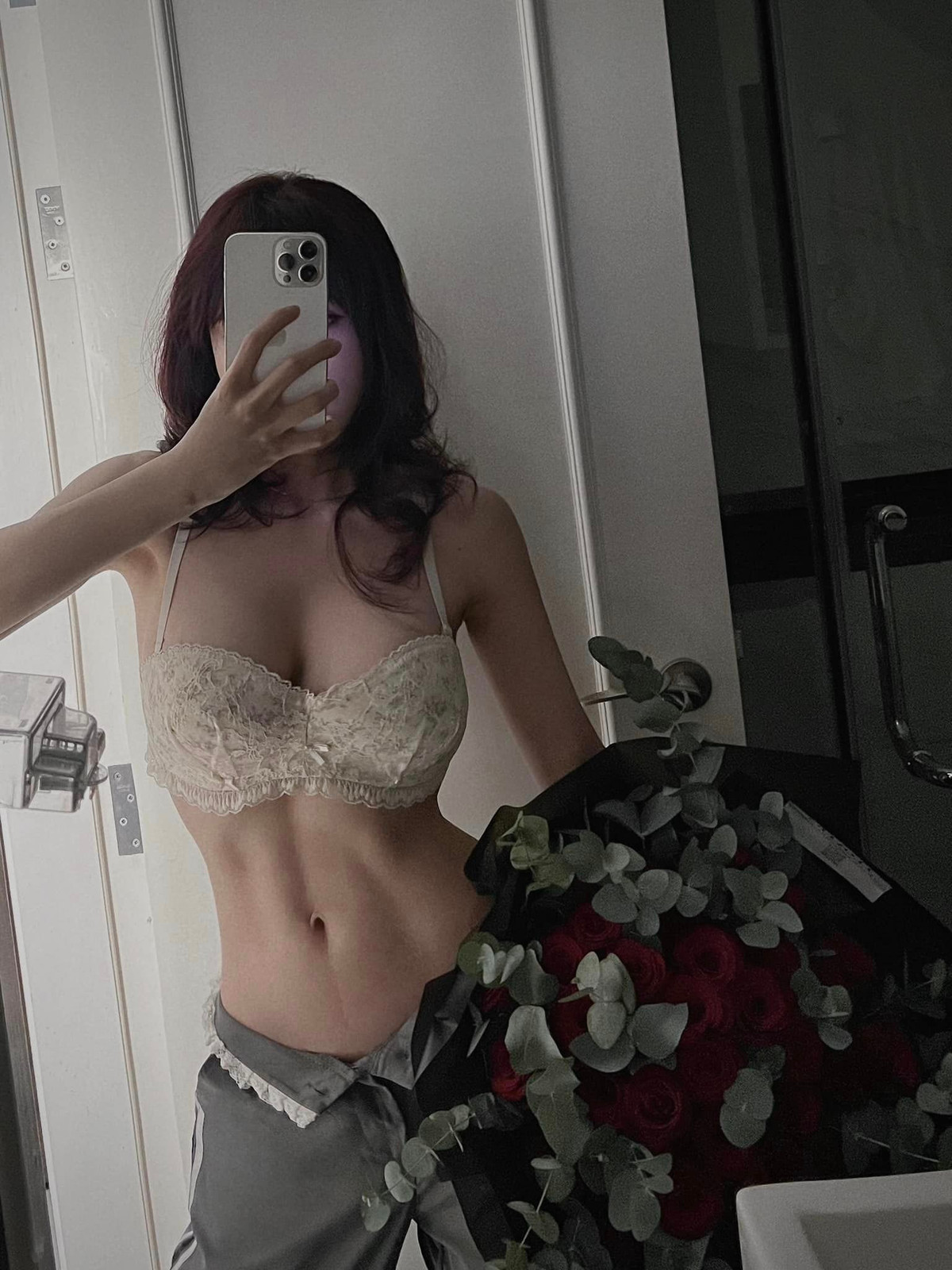 Cô nàng cũng chăm chỉ luyện tập để có body đồng hồ cát.