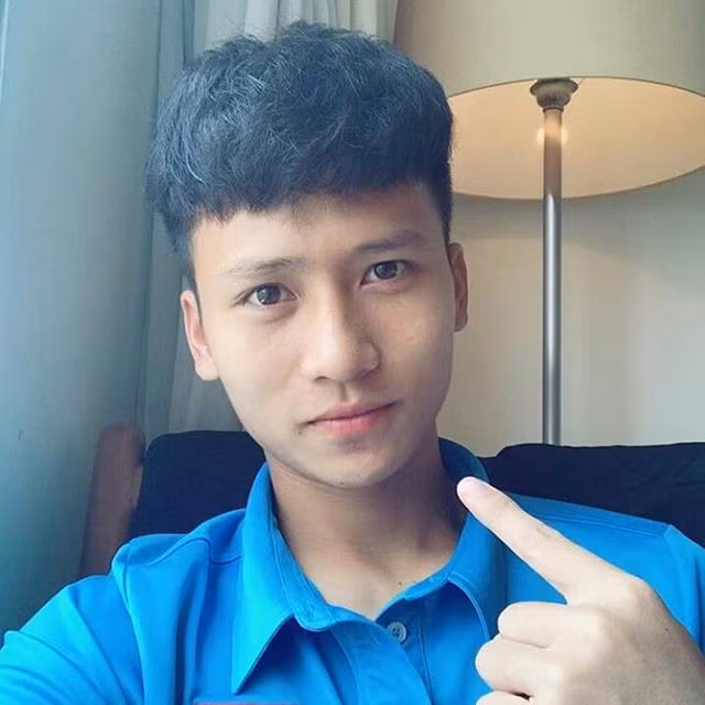 Dương Tùng Lâm (sinh ngày 22/5/1999) quê ở huyện Đông Anh, Hà Nội. Hiện tại, anh chàng đang chơi cho CLB Hồng Lĩnh Hà Tĩnh.