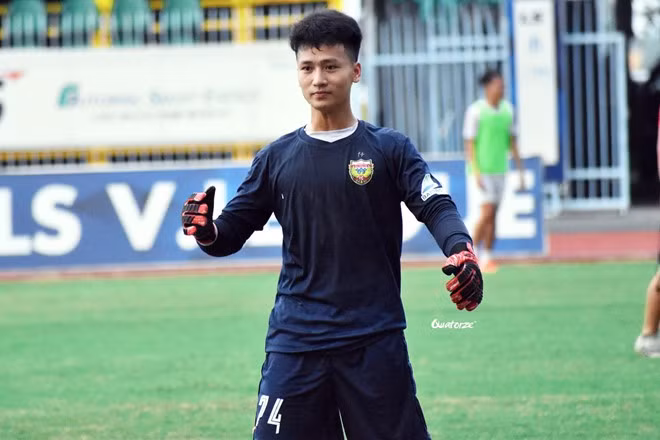 Sau khi nhận được giả Cầu thủ xuất sắc nhất trận Chung kết U21 Quốc tế với số phiếu bầu tuyệt đối, thông tin của thủ môn Dương Tùng Lâm được nhiều người hâm mộ nữ săn lùng.