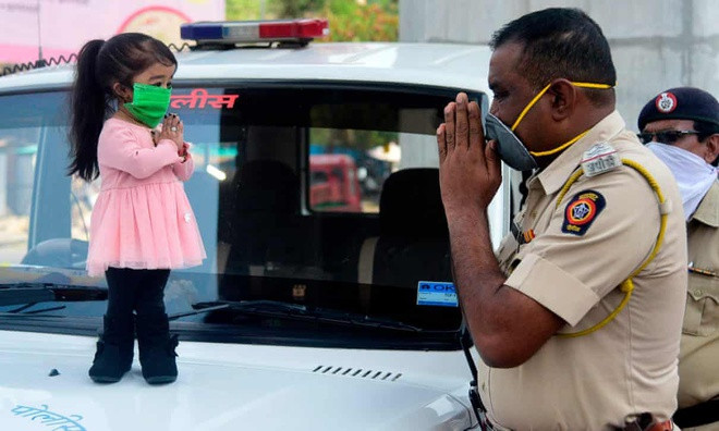 Giữa tháng 4 vừa qua, trong tình hình dịch Covid-19 bùng phát, cô gái 26 tuổi xuất hiện tại thành phố Nagpur, bang Maharashtra để cùng phát đi thông điệp yêu cầu mọi người tuân thủ tự cách ly. “Cảnh sát, nhân viên y tế, sĩ quan quân đội, những người ở tuyến đầu chống dịch, đang gồng mình chống dịch và cứu mạng chúng ta. Tôi muốn góp sức của mình giúp đỡ họ, dù chỉ là một phần nhỏ bé. Tôi kêu gọi mọi người ở yên tại nhà để ngăn chặn virus lây lan”, cô chia sẻ.