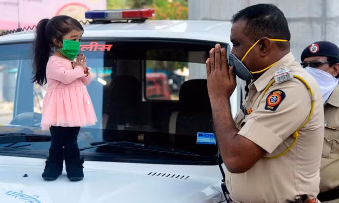 Giữa tháng 4 vừa qua, trong tình hình dịch Covid-19 bùng phát, cô gái 26 tuổi xuất hiện tại thành phố Nagpur, bang Maharashtra để cùng phát đi thông điệp yêu cầu mọi người tuân thủ tự cách ly. “Cảnh sát, nhân viên y tế, sĩ quan quân đội, những người ở tuyến đầu chống dịch, đang gồng mình chống dịch và cứu mạng chúng ta. Tôi muốn góp sức của mình giúp đỡ họ, dù chỉ là một phần nhỏ bé. Tôi kêu gọi mọi người ở yên tại nhà để ngăn chặn virus lây lan”, cô chia sẻ.