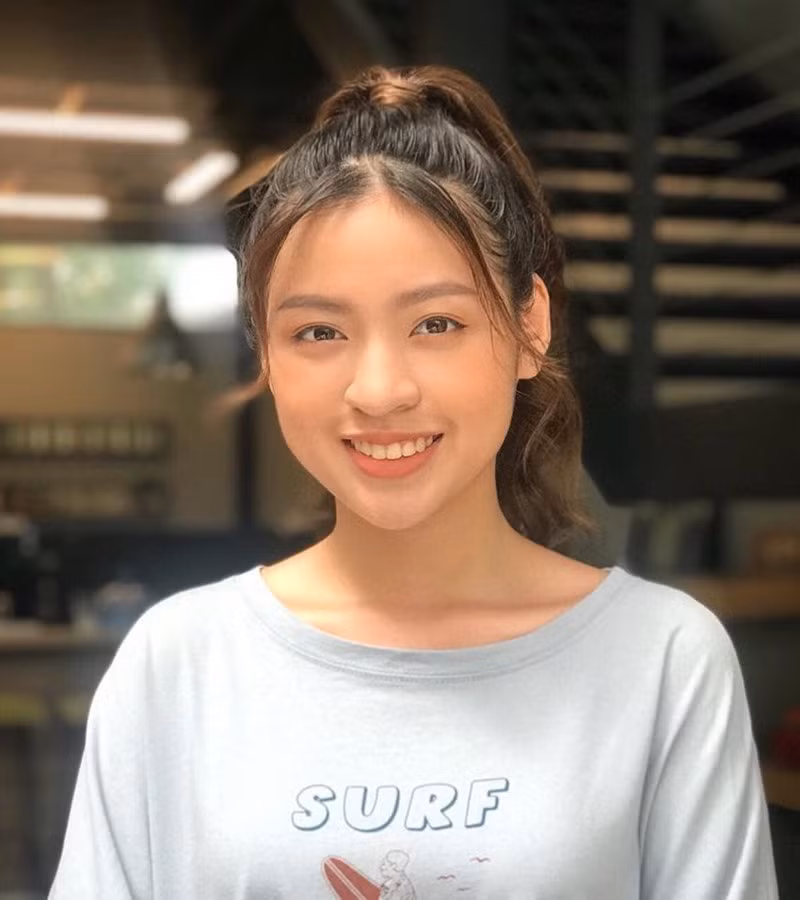 Trần Thanh Tâm, sinh năm 2000, trở thành một hiện tượng mạng sau clip "thả thính" cực ngọt: "Trứng rán cần mỡ/ Bắp cần bơ/ Yêu không cần cớ/ Cần cậu cơ".