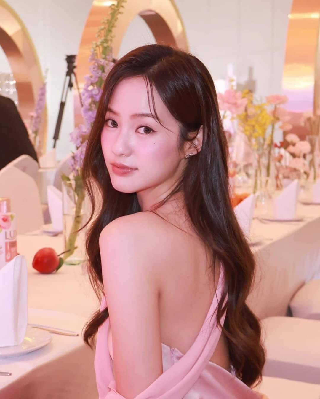 Trước Pimtha, một nữ diễn viên người Thái Lan trước đây cũng đã từng góp mặt trong MV đình đám "Chạy ngay đi" của chàng ca sĩ gốc Thái Bình, đó là Mai Davika.