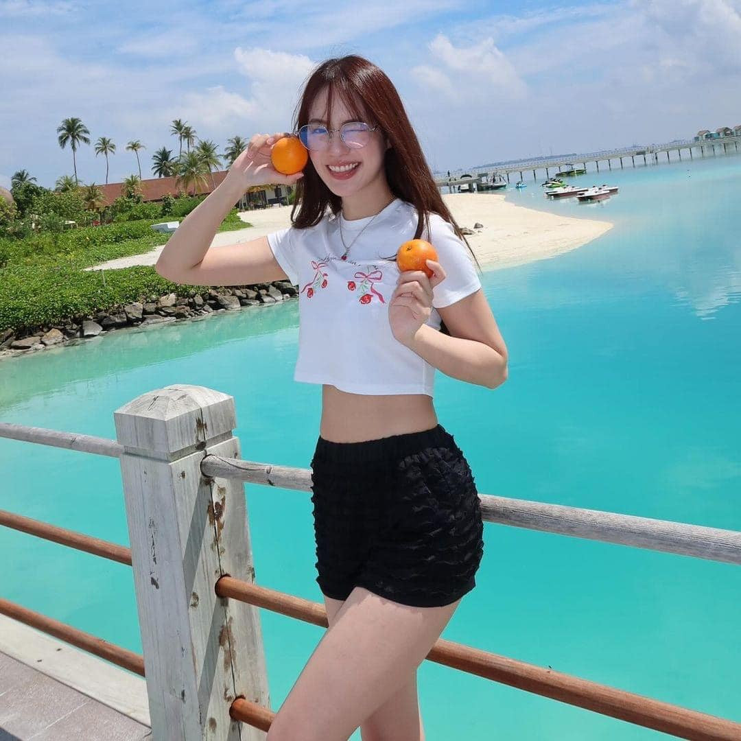 Pimtha sở hữu nhan sắc được đánh giá cao, vóc dáng thon gọn cùng gu thời trang sành điệu. Hiện cô thu hút hơn 4,8 triệu người theo dõi trên nền tảng Instagram.