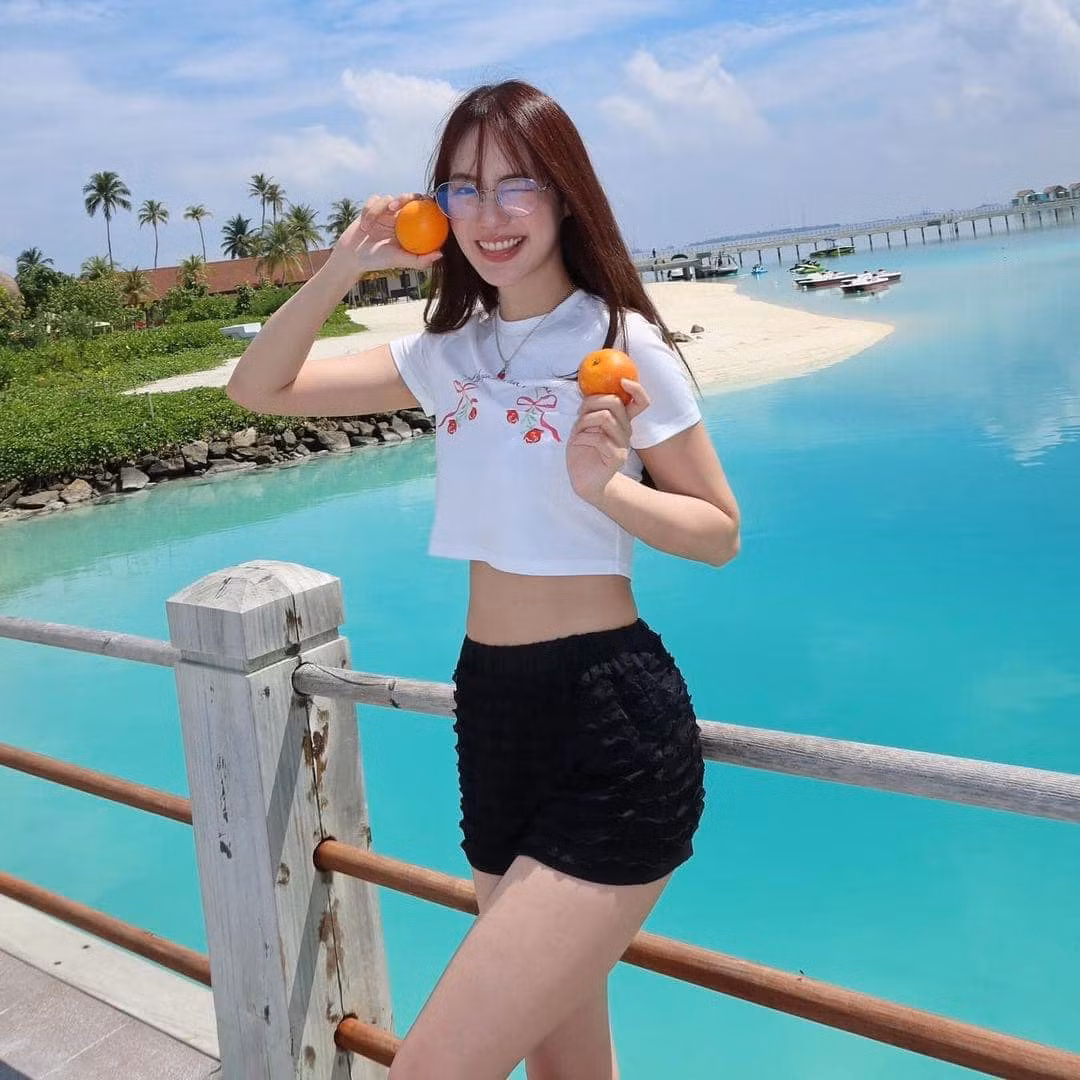 Pimtha sở hữu nhan sắc được đánh giá cao, vóc dáng thon gọn cùng gu thời trang sành điệu. Hiện cô thu hút hơn 4,8 triệu người theo dõi trên nền tảng Instagram.