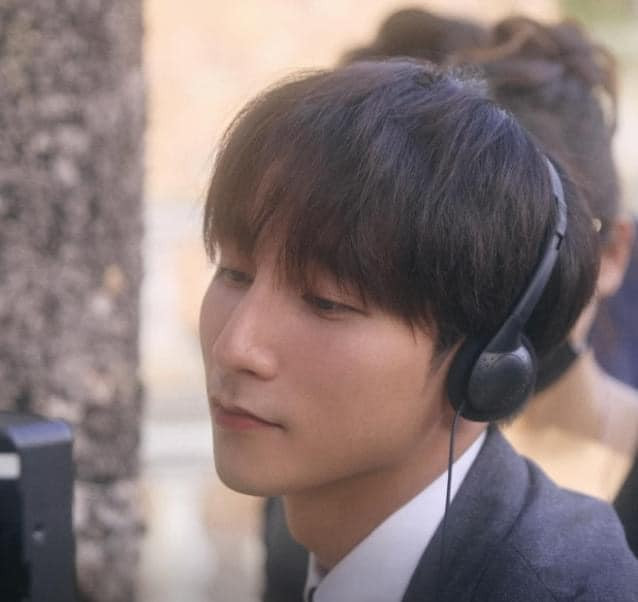 Không để fan phải đoán già đoán non, tối 29.5, Sơn Tùng M-TP gây chú ý khi tung teaser MV mới "Đừng làm trái tim anh đau". Video chỉ kéo dài 22 giây nhưng ngay lập tức đã thu hút một lượng người xem lớn.