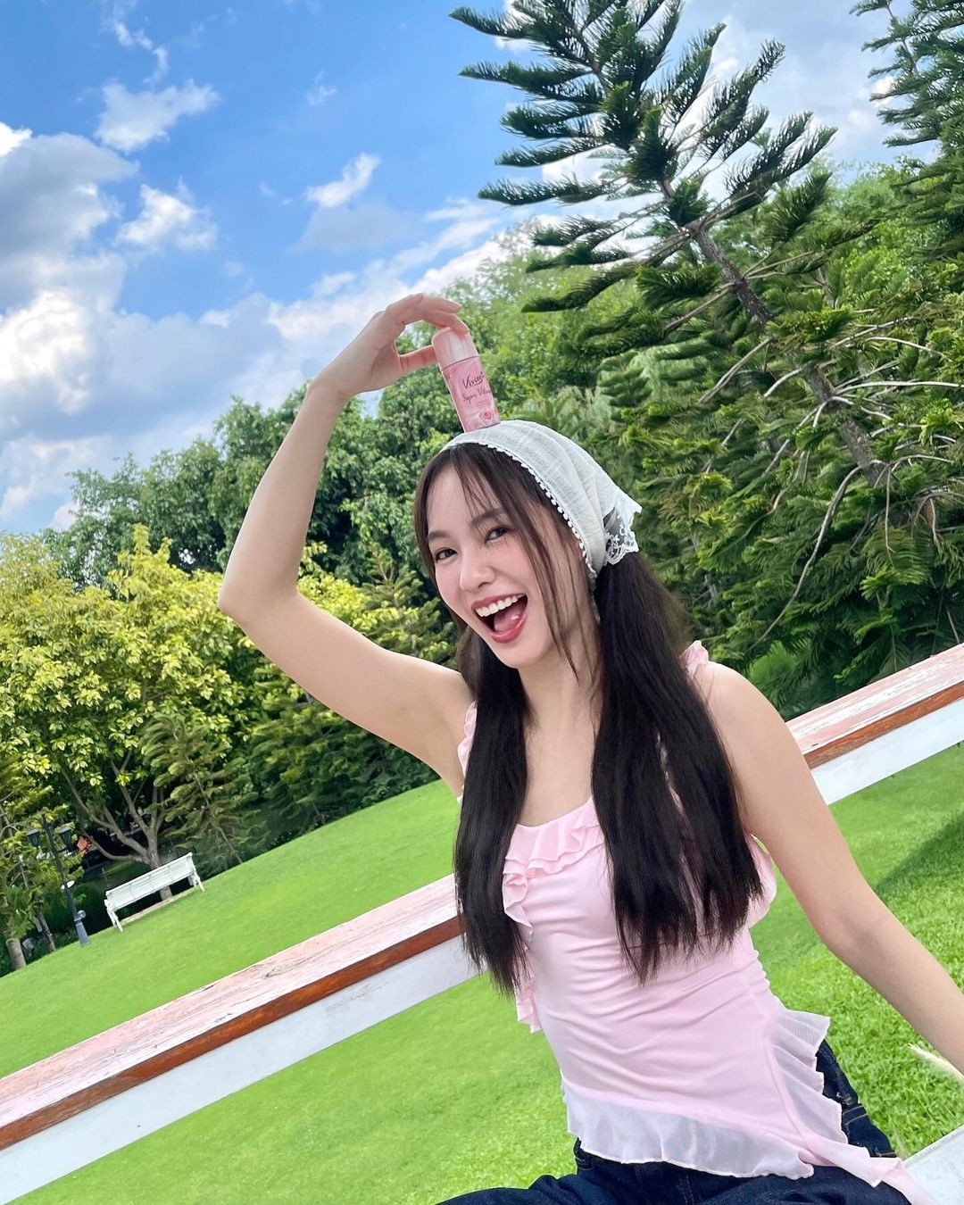 Trước đó, Sơn Tùng M-TP từng có rất nhiều "nàng thơ". Các mỹ nhân từng xuất hiện trong MV của Sơn Tùng phải kể đến như Huỳnh Hồng Loan ("Âm thầm bên em"), Phương Cara ("Nơi này có anh"), Hồ Thu Anh ("Lạc trôi"), Tú Hảo ("Bình yên những phút giây"), Madison Beer ("Hãy trao cho anh")...