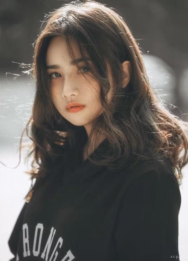 Nhờ vẻ ngoài xinh đẹp nên từ năm lớp 9, Thanh Hằng đã được mời làm mẫu ảnh cho một số studio. Cô gái xinh đẹp cảm thấy rất yêu thích công việc này và hy vọng rằng khi lên đại học sẽ có thêm cơ hội để theo đuổi nghề mẫu ảnh.