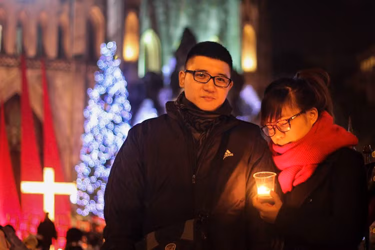 Đôi bạn trẻ và "ngọn nến tình yêu" trong đêm đông. Ảnh: A.T.