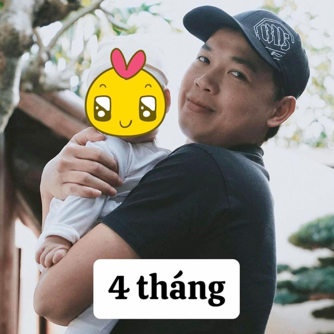 Lúc này em bé được 4 tháng tuổi, trong ánh mắt người bố vẫn ánh lên niềm hạnh phúc khi lần đầu được lên chức bố.