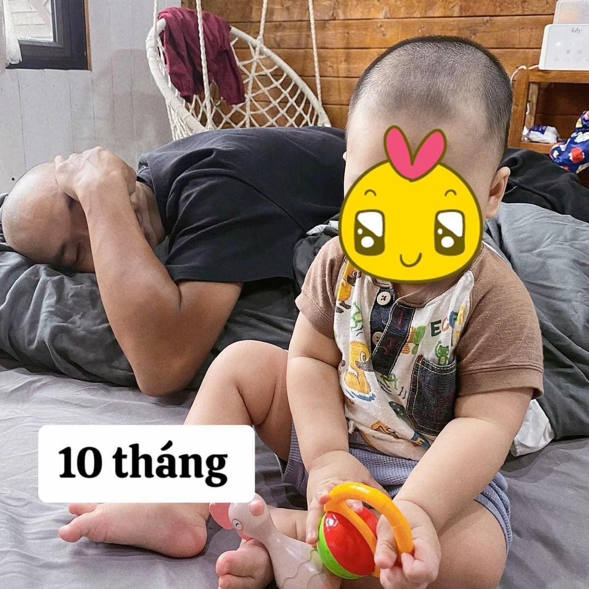 Con được 10 tháng, ông bố này có thể ngủ được bất cứ lúc nào, mái tóc dày ngày nào cũng rụng bớt... Nhìn hình ảnh này nhiều người không khỏi bật cười.