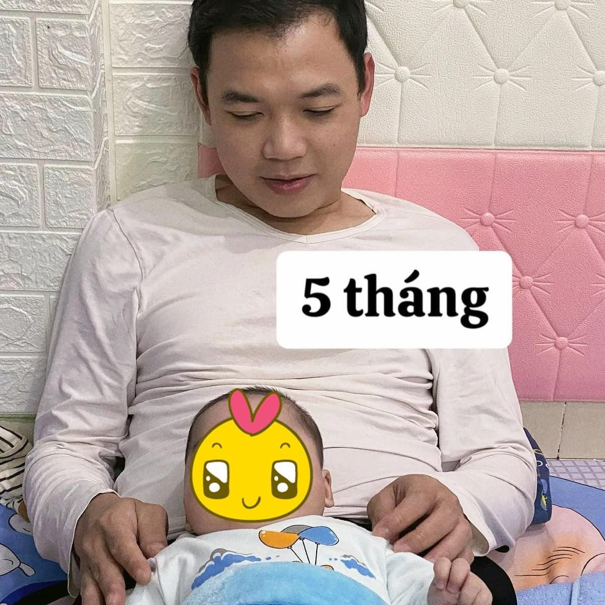 Em bé được 5 tháng, bố vẫn rất thân thiết với em bé.