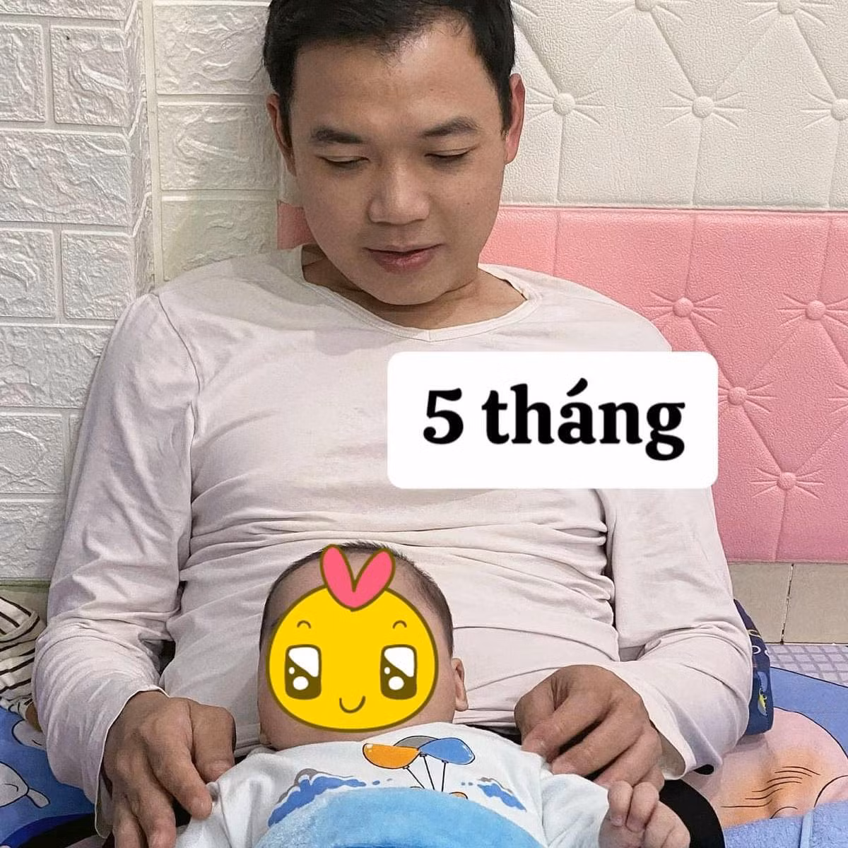 Em bé được 5 tháng, bố vẫn rất thân thiết với em bé.
