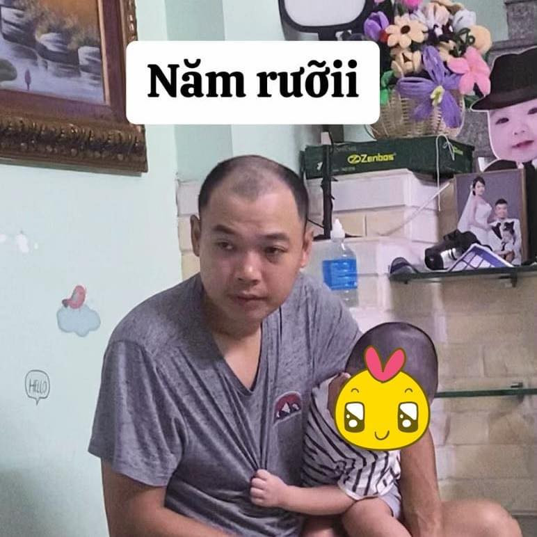 Từ một thanh niên ngời ngời sức sống, ông bố này có vẻ bắt đầu ra dáng "bỉm sữa", chẳng cần chải chuốt, cũng không thèm chú ý đến vẻ ngoài trông ra sao nữa rồi.