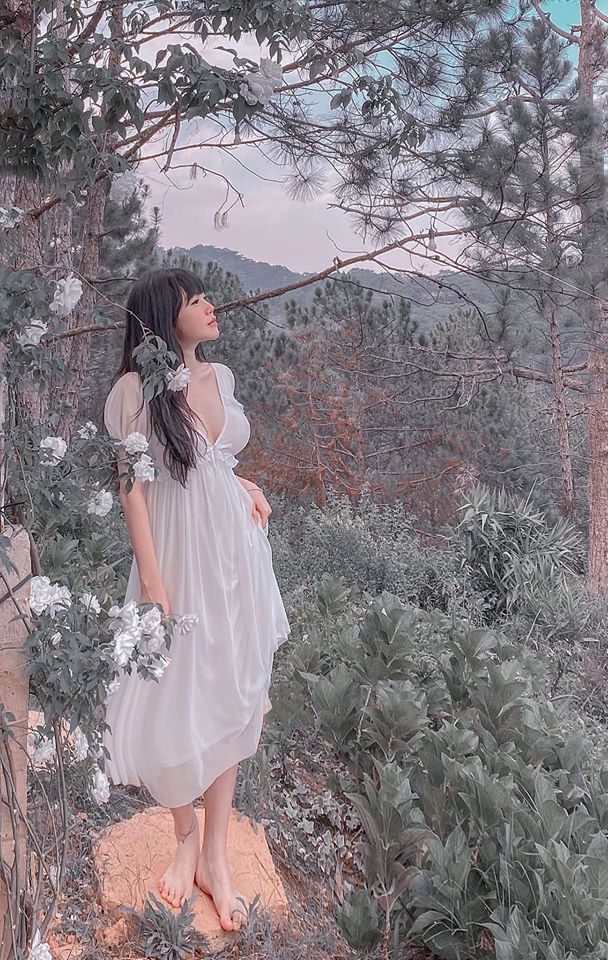 Mặc đau nhức, cần thời gian nghỉ ngơi, người mẫu Elly Trần vẫn uống thuốc giảm đau để tới chương trình ghi hình như lịch đã hẹn trước. Chính thái độ làm việc chuyên nghiệp này của cô nàng được người hâm mộ đánh giá cao.