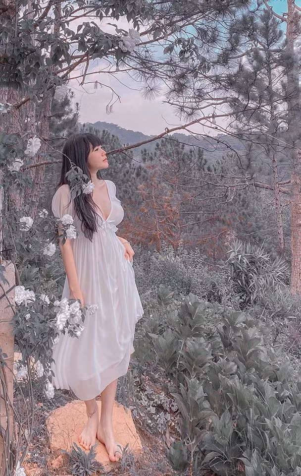 Mặc đau nhức, cần thời gian nghỉ ngơi, người mẫu Elly Trần vẫn uống thuốc giảm đau để tới chương trình ghi hình như lịch đã hẹn trước. Chính thái độ làm việc chuyên nghiệp này của cô nàng được người hâm mộ đánh giá cao.