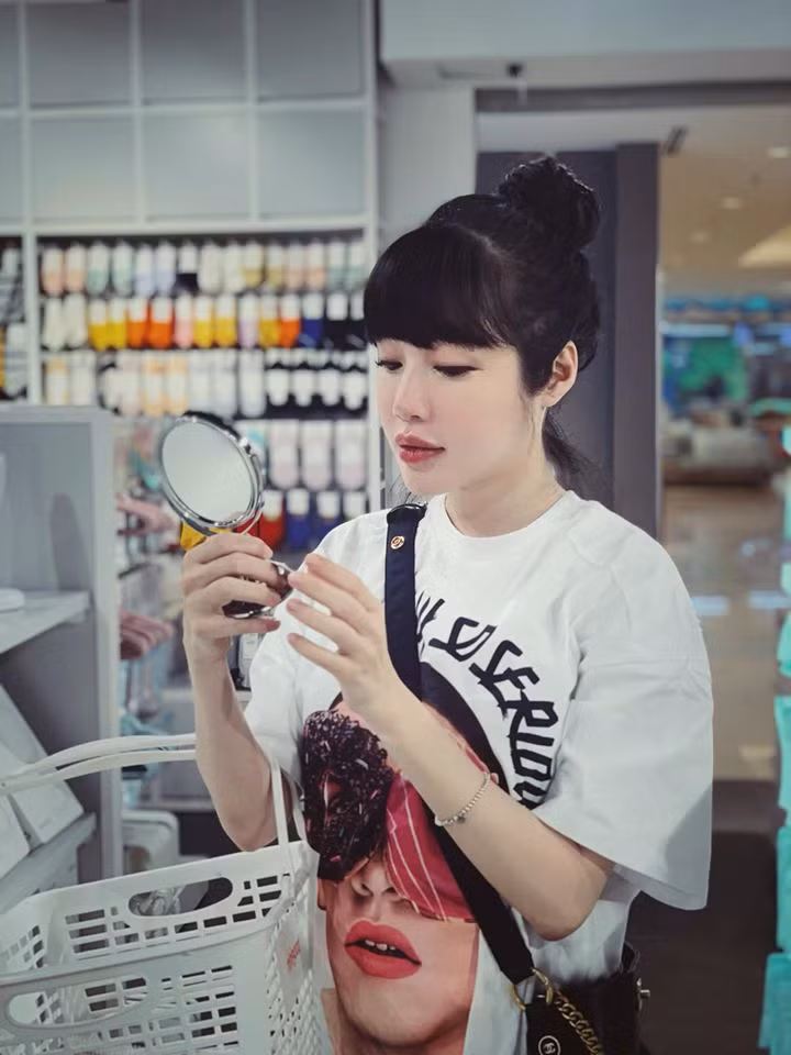 Tuy nhiên, Elly Trần và chồng hiện dính tin đồn trục trặc tình cảm bởi có thời gian nữ diễn viên liên tục đăng tải trạng thái tiêu cực về hôn nhân trên mạng xã hội.