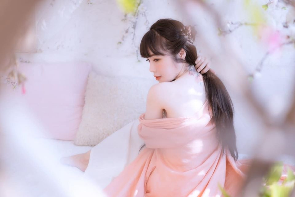 Dù đã hoạt động trong làng giải trí nhiều năm nhưng tên tuổi của Elly Trần chưa bao giờ có dấu hiệu hết hot. Ảnh sử dụng trong bài: FBNV.