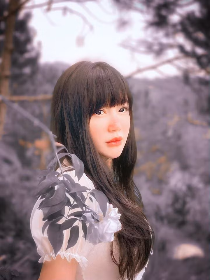 Những năm gần đây, bên cạnh sự nghiệp do chính bản thân gây dựng, Elly còn được chú ý khi sinh ra hai nhóc tì cực kỳ đáng yêu với những cái tên khiến người nghe cảm thấy "sướng tai" là Túc Mạch và Mộc Trà.