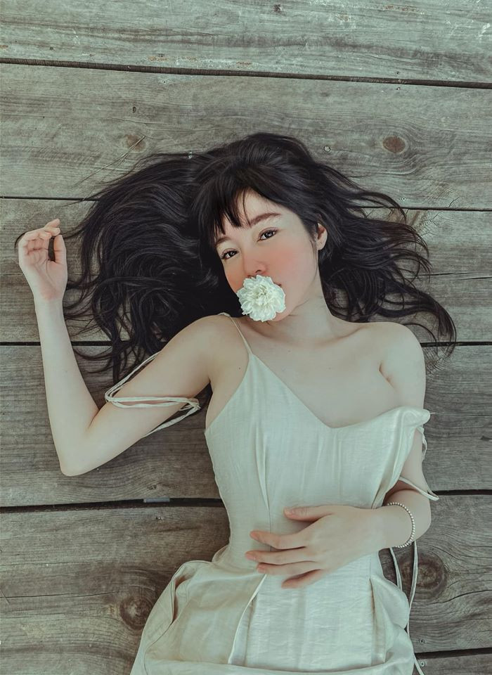 Theo chia sẻ, Elly Trần ngã cầu thang mấy ngày trước, thấy đau nhức vai nhưng do chủ quan nên không đi khám. Tuy nhiên, tình hình đau buốt không thuyên giảm khiến cô nàng buộc phải tới bệnh viện kiểm tra.