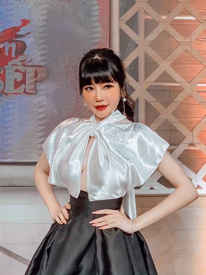 Mới đây, trên trang cá nhân của mình, Elly Trần cho biết cô nàng bị ngã cầu thang dẫn đến chấn thương vai nghiêm trọng khiến người hâm mộ không khỏi xót xa.