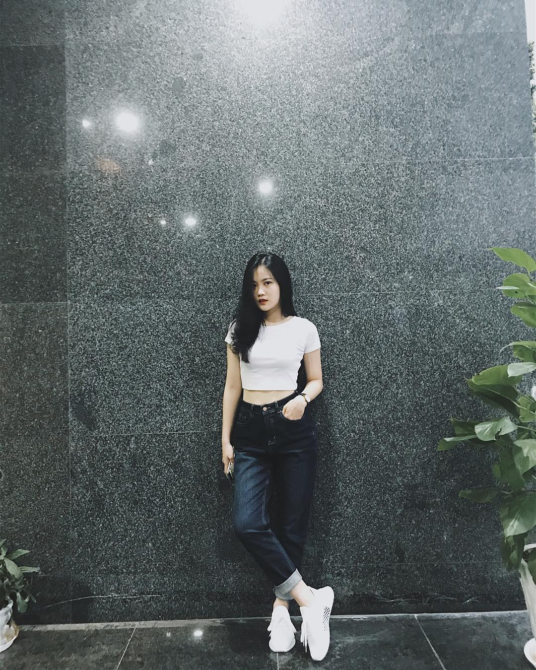 Nhờ khuôn mặt xinh đẹp và phong cách ăn mặc trẻ trung, Hoàng Anh đã nổi tiếng kể từ khi chưa yêu Văn Hậu. Trên mạng xã hội, cô nàng có hơn 100 nghìn lượt theo dõi.