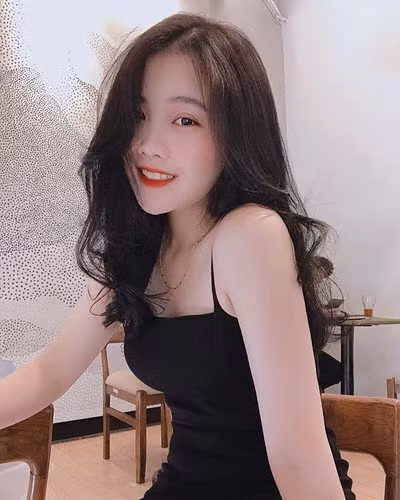 Hoàng Anh và Văn Hậu công khai tình cảm vào tháng 4/2019 và được đánh giá là đẹp đôi bậc nhất làng bóng đá Việt.