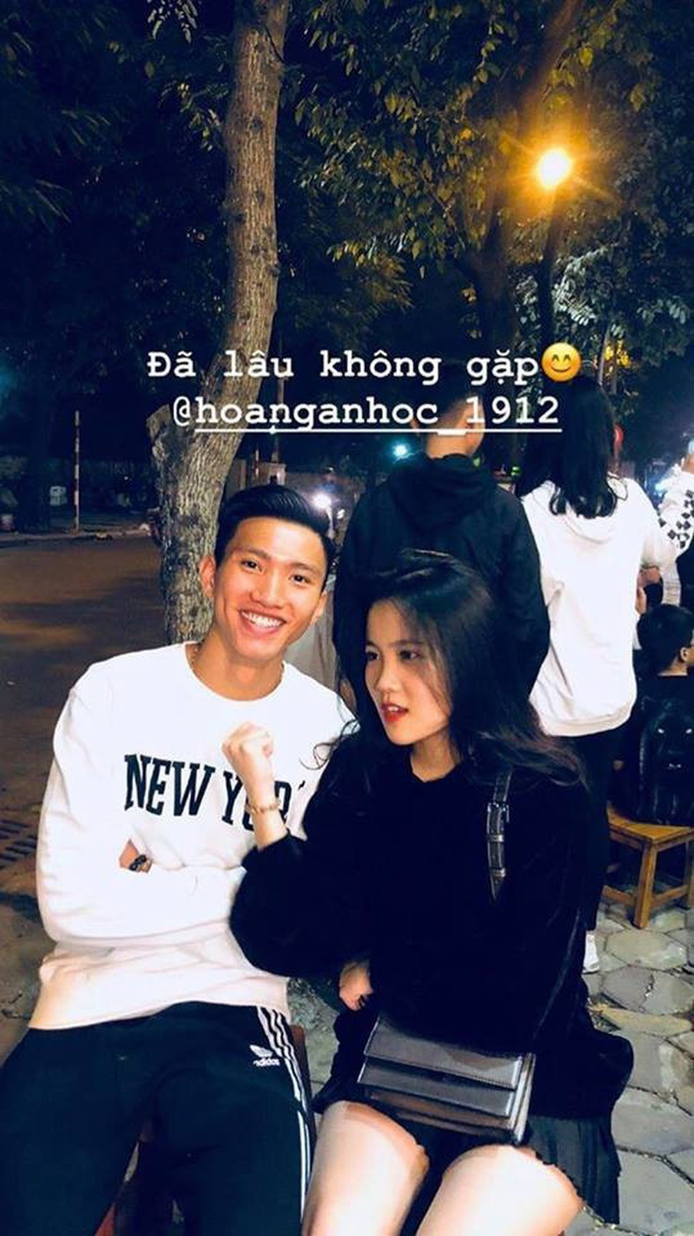 Trái ngược với hình ảnh "ông trời con" trên sân tập và thi đấu, chuyên bắt nạt đàn anh, Đoàn Văn Hậu cũng thường xuyên chia sẻ hình ảnh và bày tỏ tình cảm với bạn gái. Anh chàng còn chăm chỉ tương tác với Hoàng Anh trên mạng xã hội.